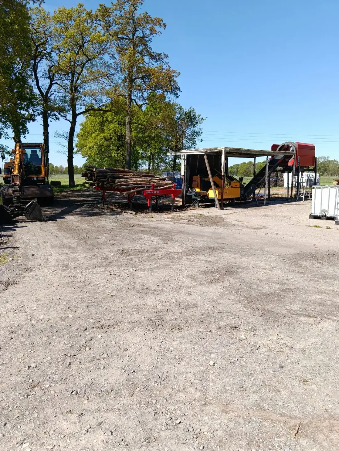 Brennholzlager — gestapeltes Holz auf dem Betriebsgelände